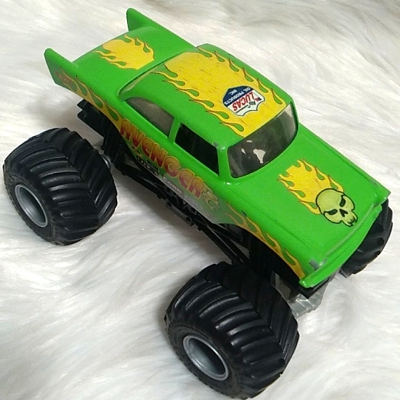 Monster Jam Avenger Hot Wheels Monster Truck Scale 1/24 Lucas Oil Products - Picture 14 of 14